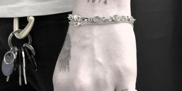乐鱼官网-尴尬！大布去除贝克汉姆文身，断绝关系节奏更大！昔年妈宝男彻底不装了...